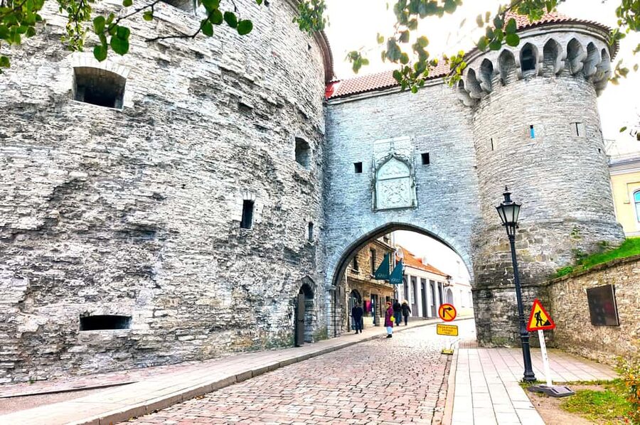 Tallinn Old Town: Stories and Views 2‑Hour Walking Tour - Climbing to Toompea Castle and the Estonian Parliament