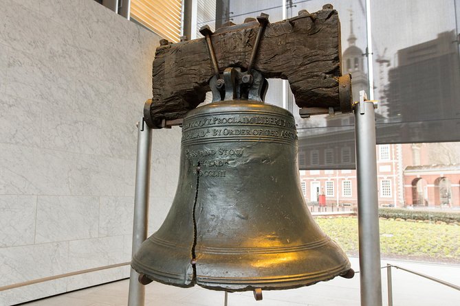 The Constitutional Walking Tour of Philadelphia - Carpenters Hall and the military story