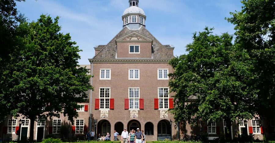 The Hague: Courtyard Walking Tour - Renaissance details and practical city history