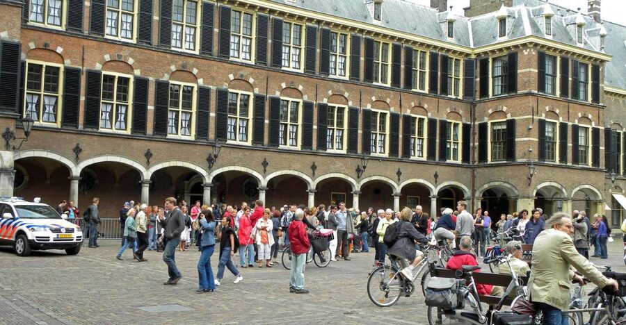 The Hague: Old City Private Walking Tour - Starting at Central Station and entering the old city