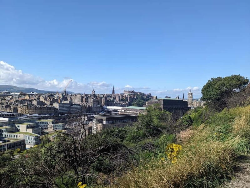 The Must-Sees of Edinburgh: Small Group Walking Tour in French - Why this French walk works as an Edinburgh introduction