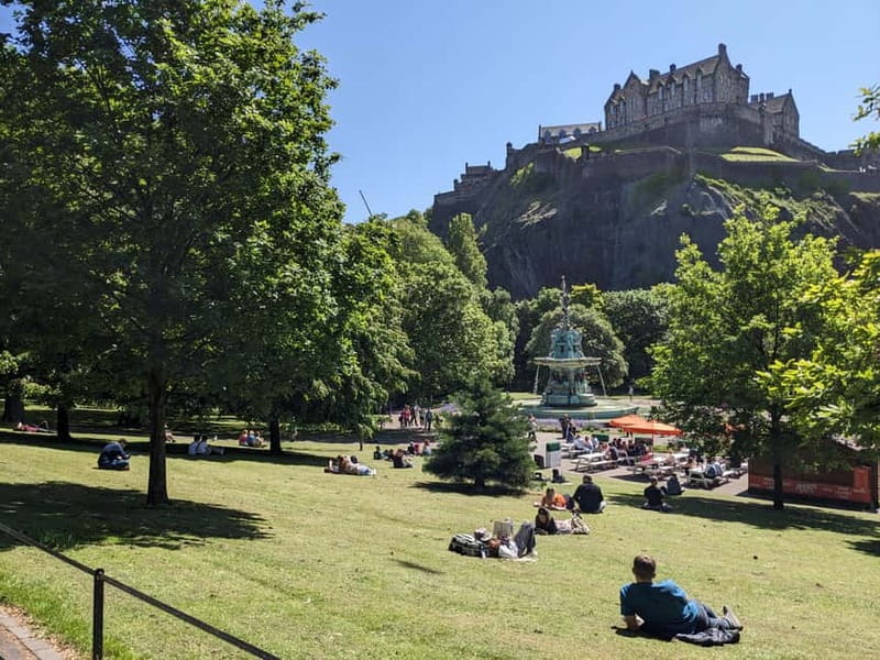 The Must-Sees of Edinburgh: Small Group Walking Tour in French - Calton Hill gives you the city in one glance