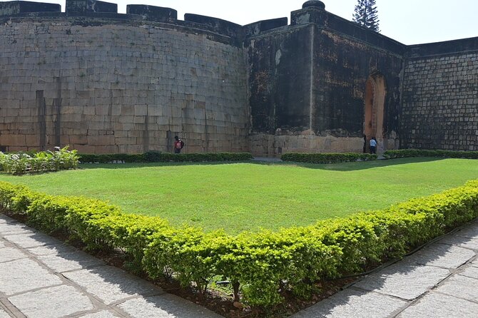 Tipu Palace + Koté Vishnu + Fort + KR Market + Jain Temple = Bengaluru Pété Walk - Bangalore Fort and the small piece that remains