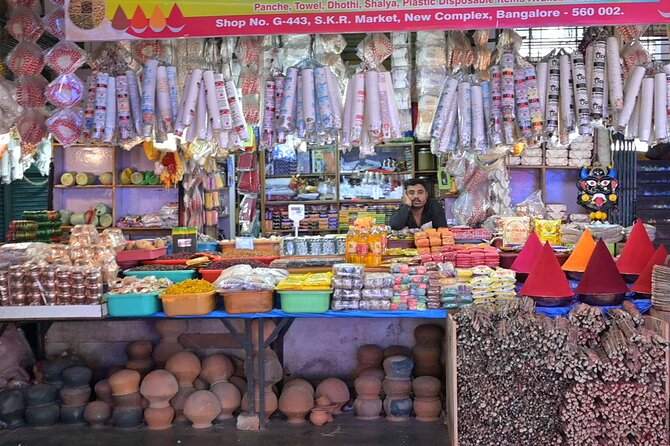 Tipu Palace + Koté Vishnu + Fort + KR Market + Jain Temple = Bengaluru Pété Walk - KR Market: flowers, noise, and Bengaluru at work