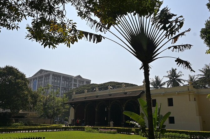Tipu Palace + Koté Vishnu + Fort + KR Market + Jain Temple = Bengaluru Pété Walk - The Jain temple: a calm finish with strict dress rules