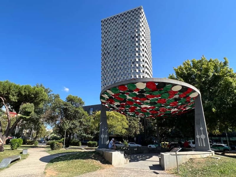 Tirana: Express Walking Tour with a Guide - A 15-minute break at Komiteti