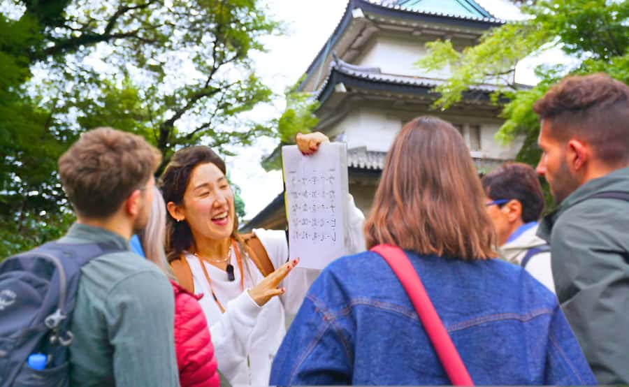 Tokyo: Imperial Palace Japanese History Walking Tour - Key points at a glance
