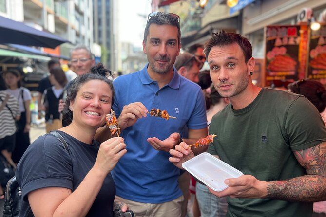 Tokyo: Tsukiji Fish Market Food and Walking tour - The guides shape the experience