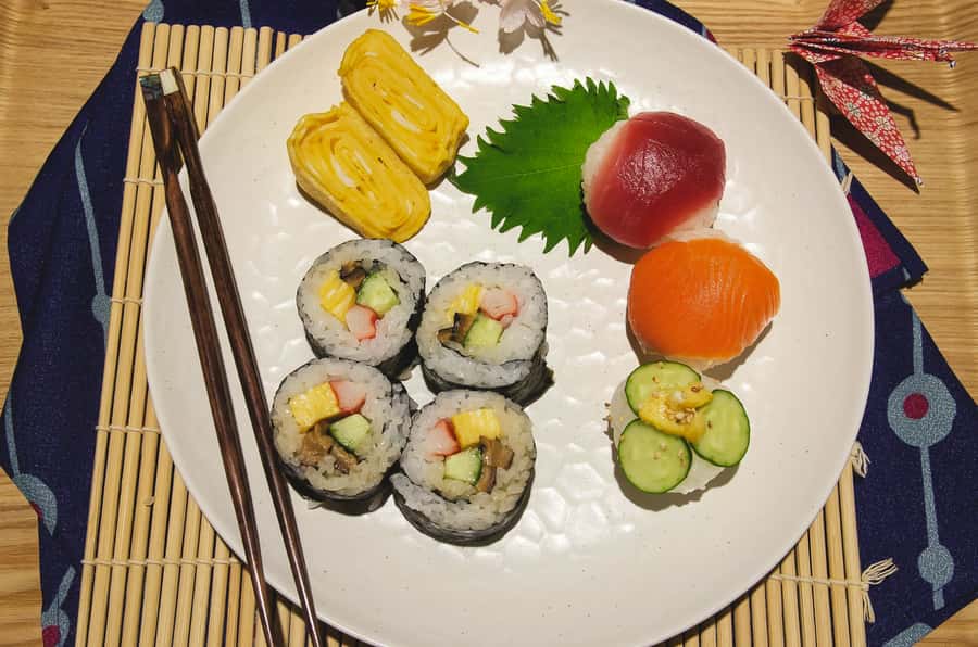 Tokyo: Tsukiji Market Walking Tour & Sushi Cooking Class - The sushi lesson: Temari and Maki