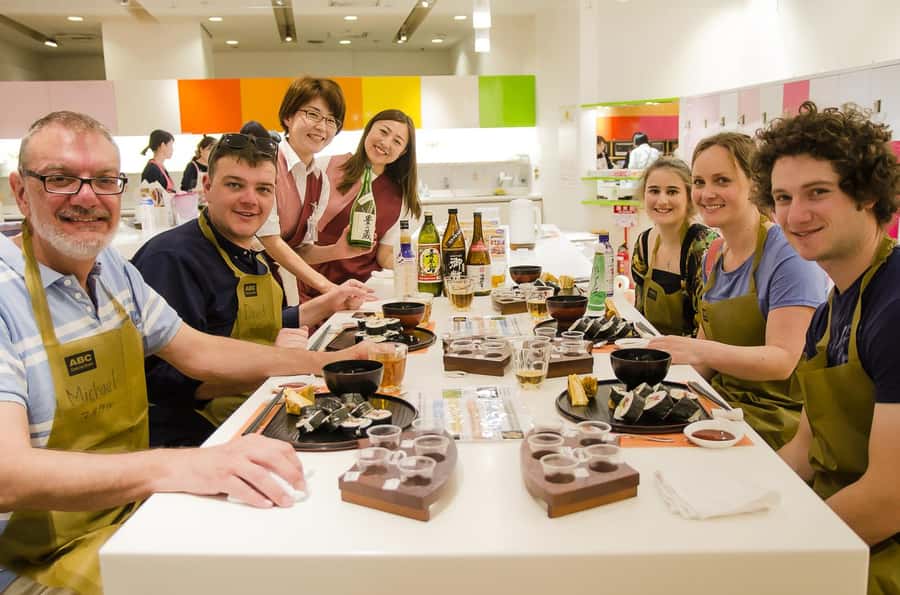 Tokyo: Tsukiji Market Walking Tour & Sushi Cooking Class - Lunch made by you