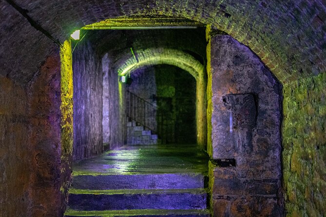 Underground Vaults Walking Tour in Edinburgh Old Town - The guides make or break the hour