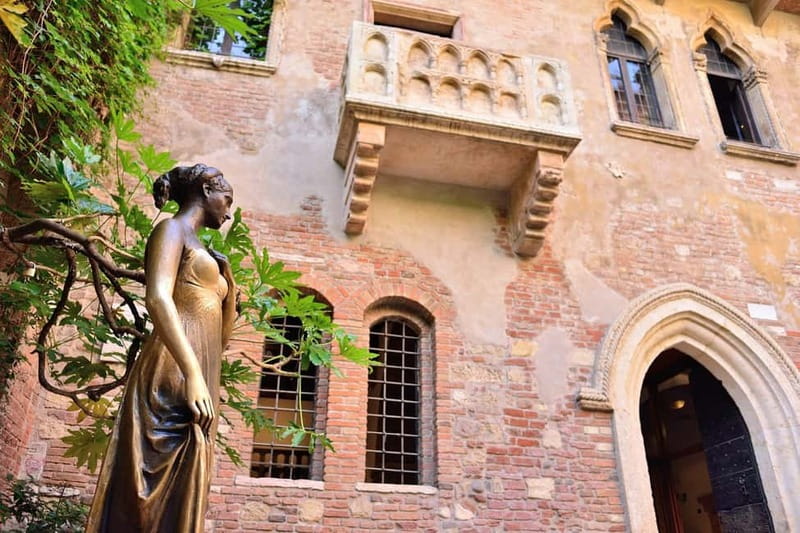Verona: Romeo and Juliet Guided Walking Tour - Piazza dei Signori and the Scala family