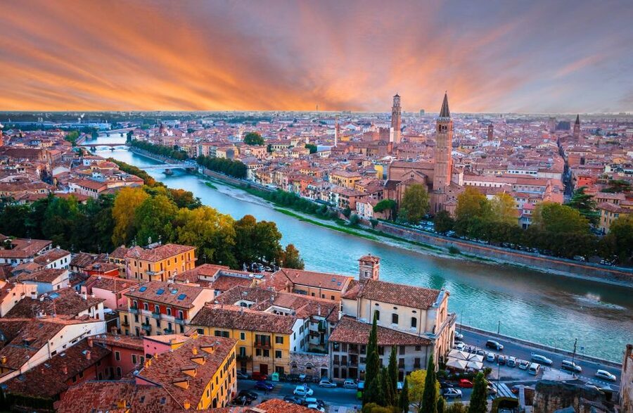 Verona: Romeo and Juliet Guided Walking Tour - Romeo’s House and the family-feud setting