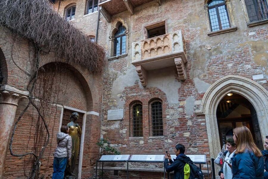 Verona: Small Group Guided Walking Tour with Arena Tickets - Key points at a glance