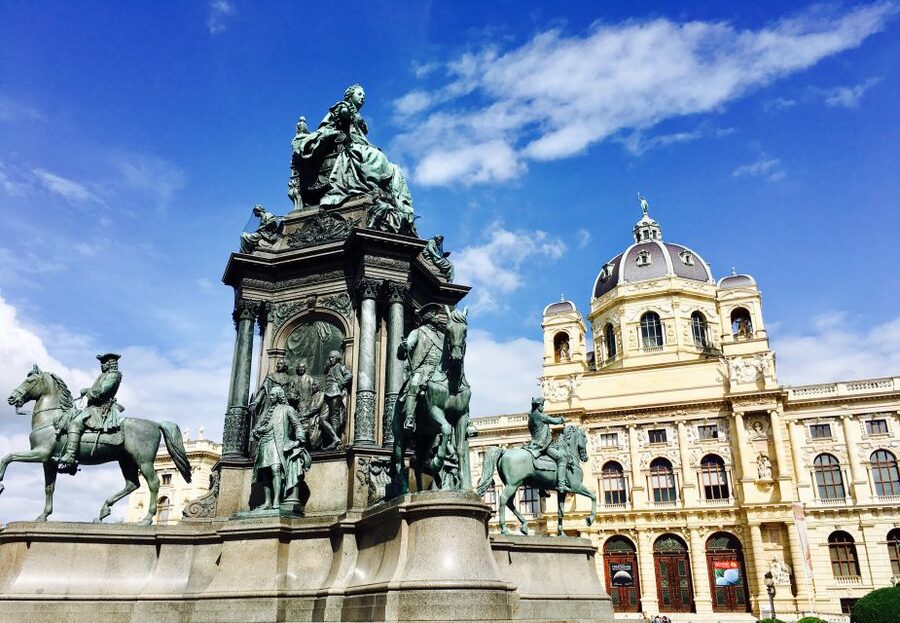 Vienna: City Center Guided Walking Tour - Meeting the Lipizzaner horses at the Spanish Riding School