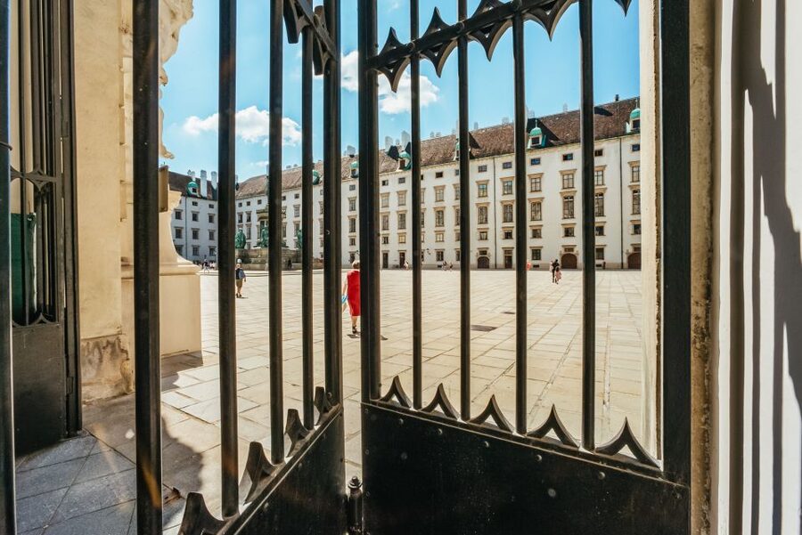 Vienna: Guided Walking Tour of City Center Highlights - Spanish Riding School and the Lipizzaner connection