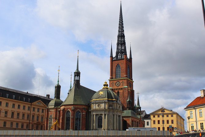 Walking Tour of Stockholm Old Town - Parliament Building and the move into Gamla Stan