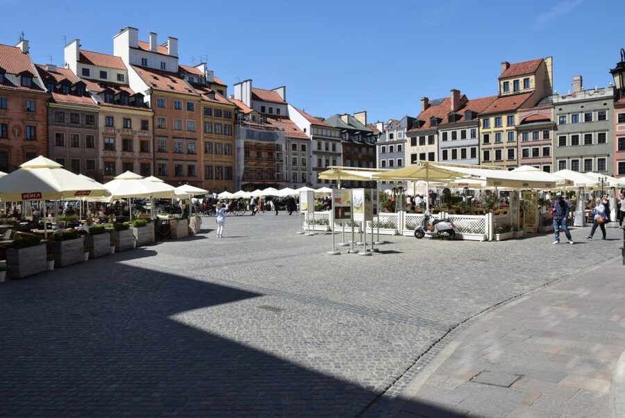 Warsaw: Old Town Guided Walking Tour - Royal Castle and gardens: Poland’s royal chapter