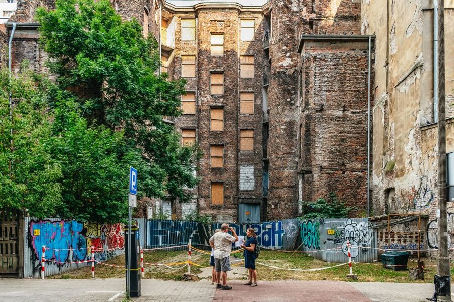 Warsaw: Warsaw Ghetto Private Walking Tour with Hotel Pickup - Reconstructing the ghetto with maps and photographs