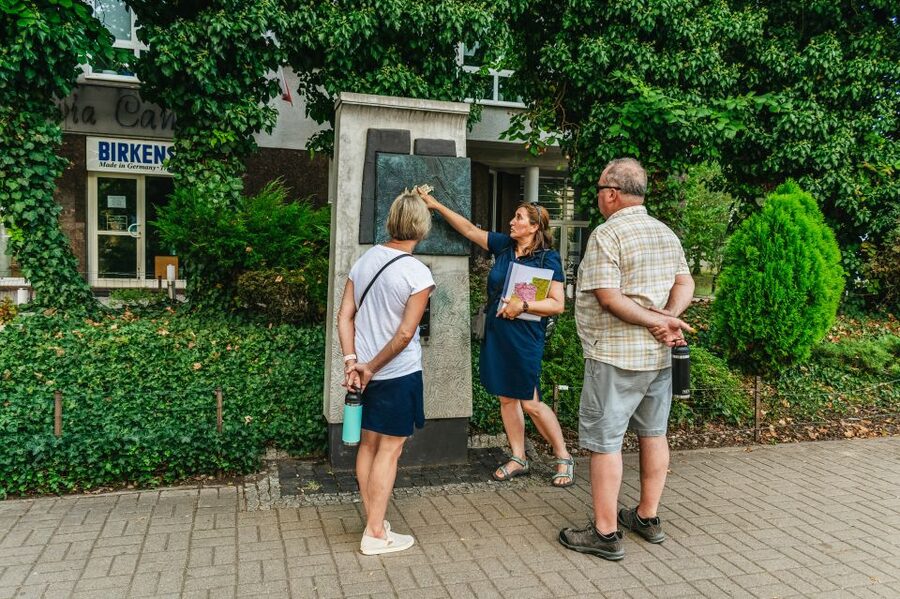 Warsaw: Warsaw Ghetto Private Walking Tour with Hotel Pickup - Everyday life inside four square kilometers