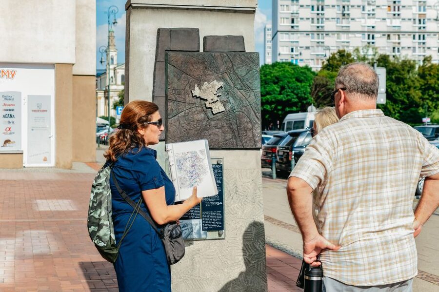 Warsaw: Warsaw Ghetto Private Walking Tour with Hotel Pickup - The surviving synagogue