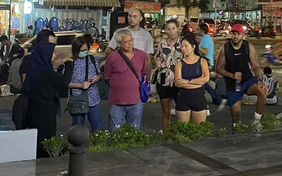 Yogyakarta: Nighttime Walk and Food Tour - Starting beside Tugu Yogyakarta