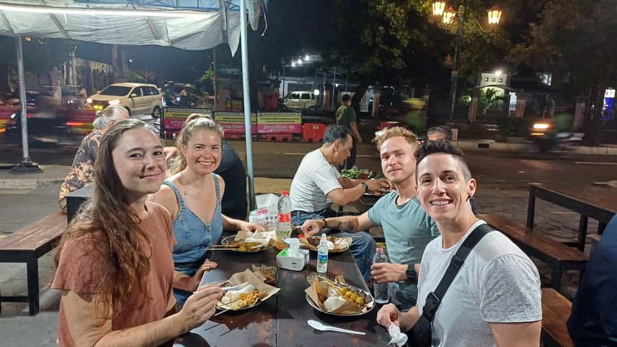 Yogyakarta: Nighttime Walk and Food Tour - Becak rides that make the route easier