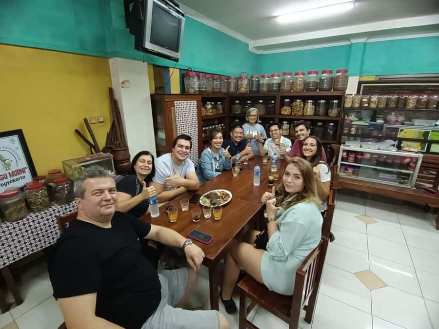 Yogyakarta: Nighttime Walk and Food Tour - Alun-Alun Kidul: games, lights, and the Masangin challenge